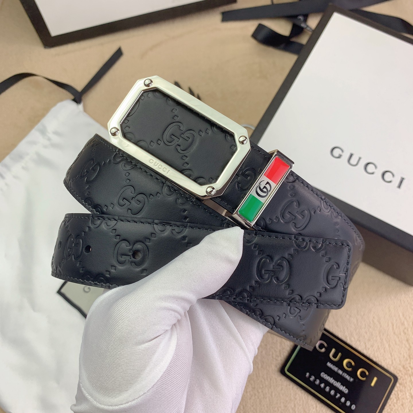 腰带采用热压Gucci Signature皮革精制而成，配以长方形商标带扣。宽度3.5cm