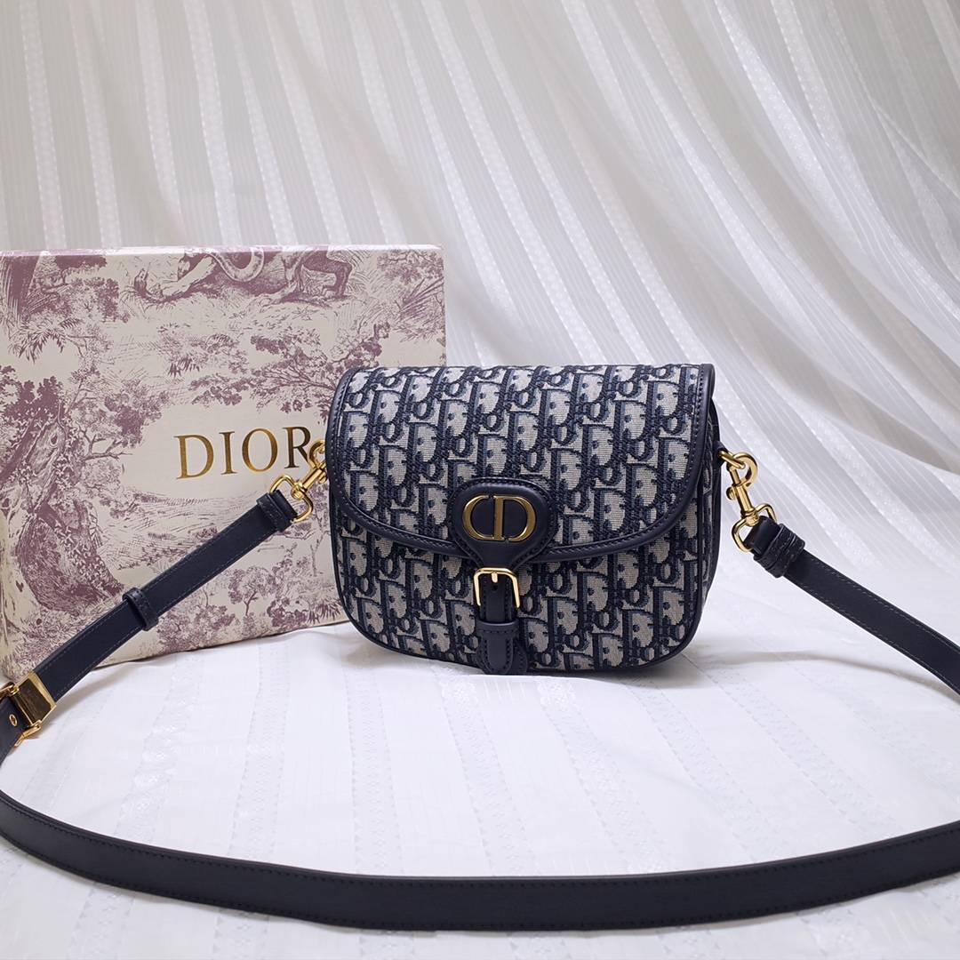 中号DIOR   Bobby   翻盖开合设计，磁性扣环