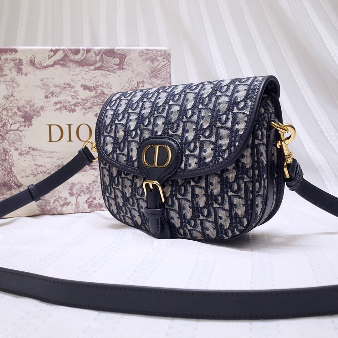 中号DIOR   Bobby   翻盖开合设计，磁性扣环