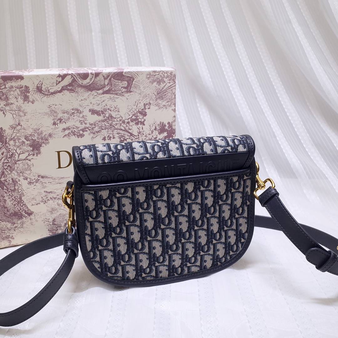 中号DIOR   Bobby   翻盖开合设计，磁性扣环