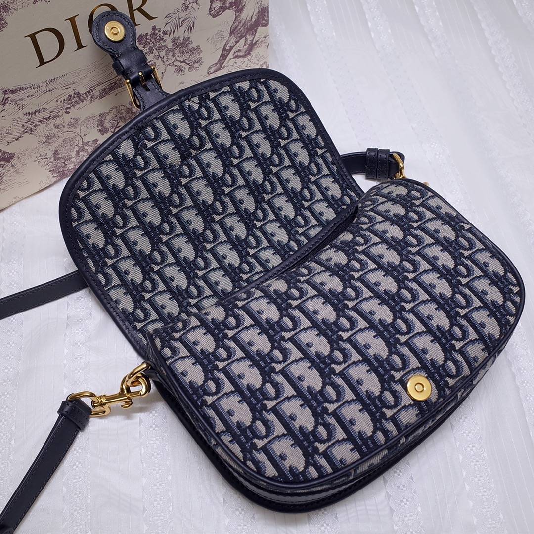 中号DIOR   Bobby   翻盖开合设计，磁性扣环