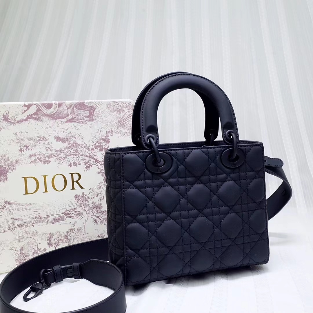  Lady  Dior 新款字母肩带   四格手袋包戴妃包”，历经20多年，依然经典绽放，   尺寸：20x17x9CM