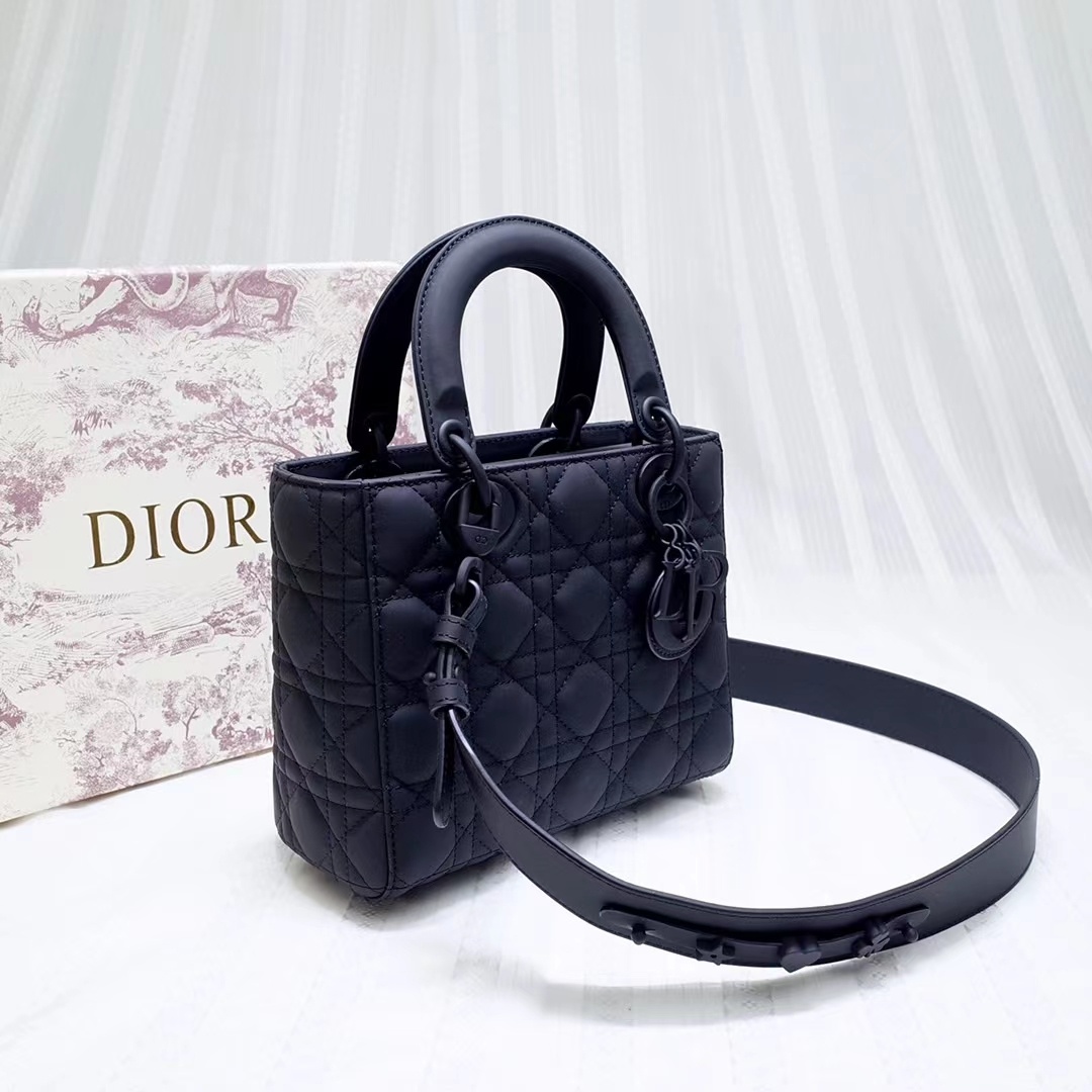  Lady  Dior 新款字母肩带   四格手袋包戴妃包”，历经20多年，依然经典绽放，   尺寸：20x17x9CM