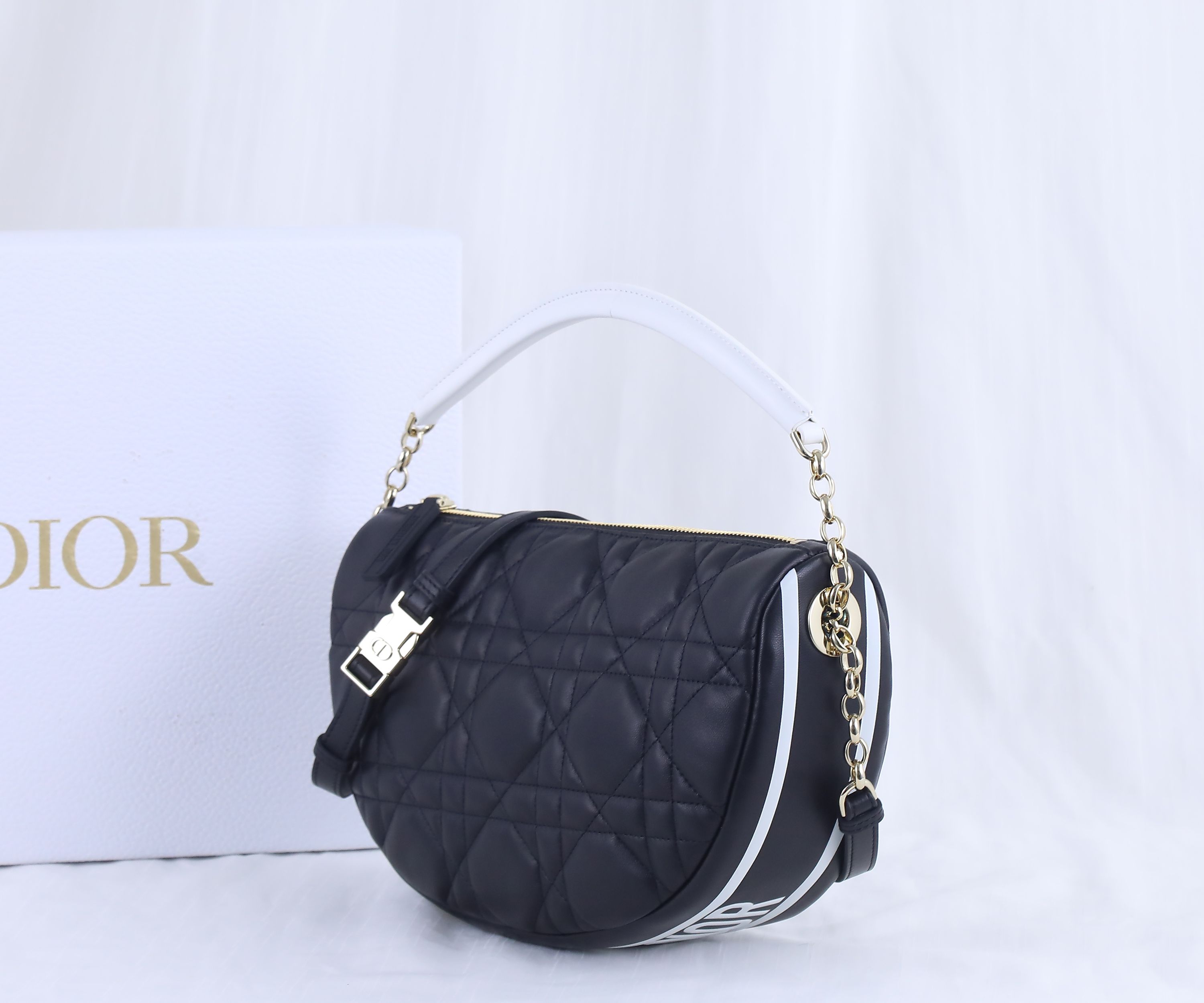 DIOR VIBBE 中号  可手提可单肩斜挎双用的休闲包