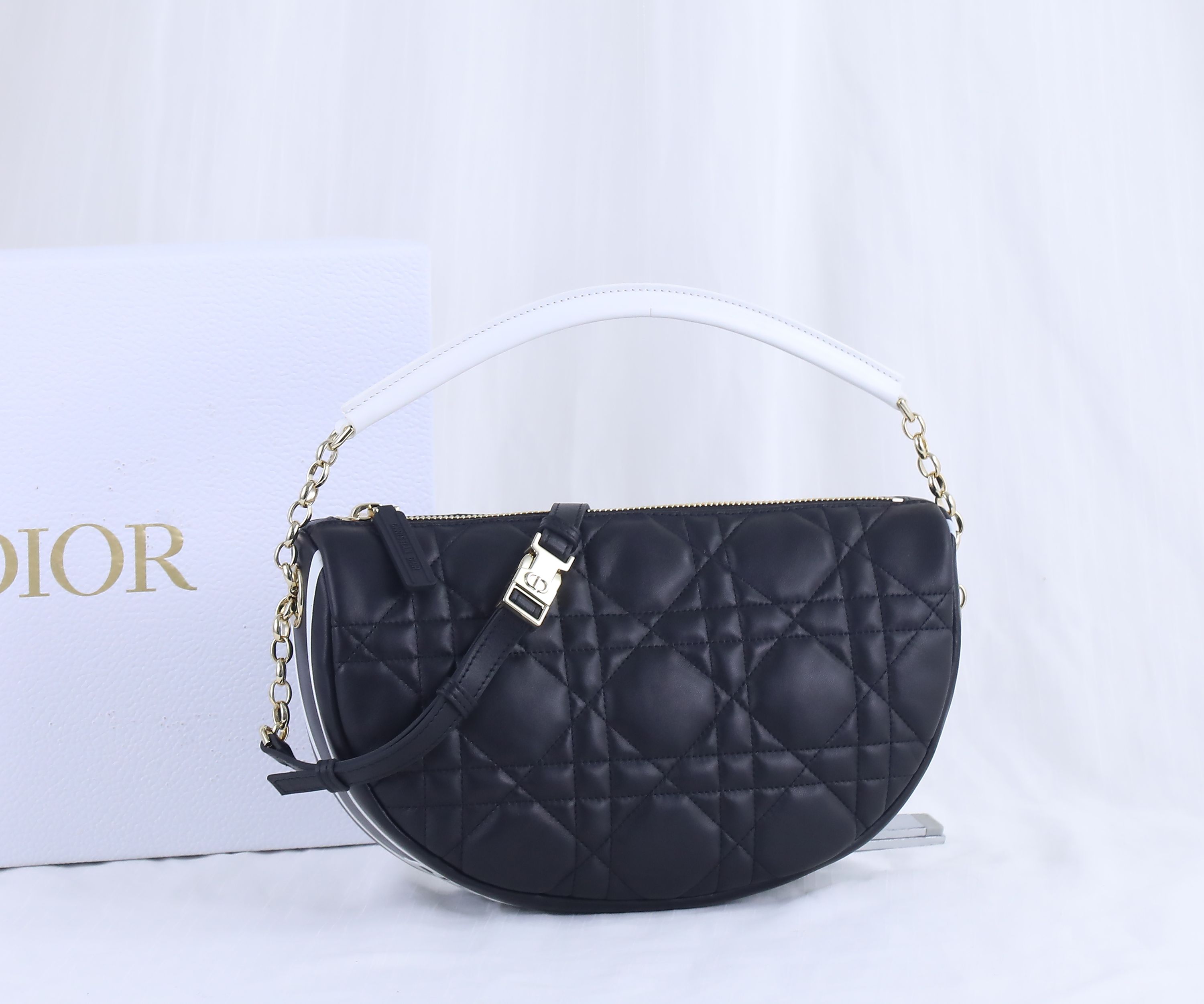 DIOR VIBBE 中号  可手提可单肩斜挎双用的休闲包