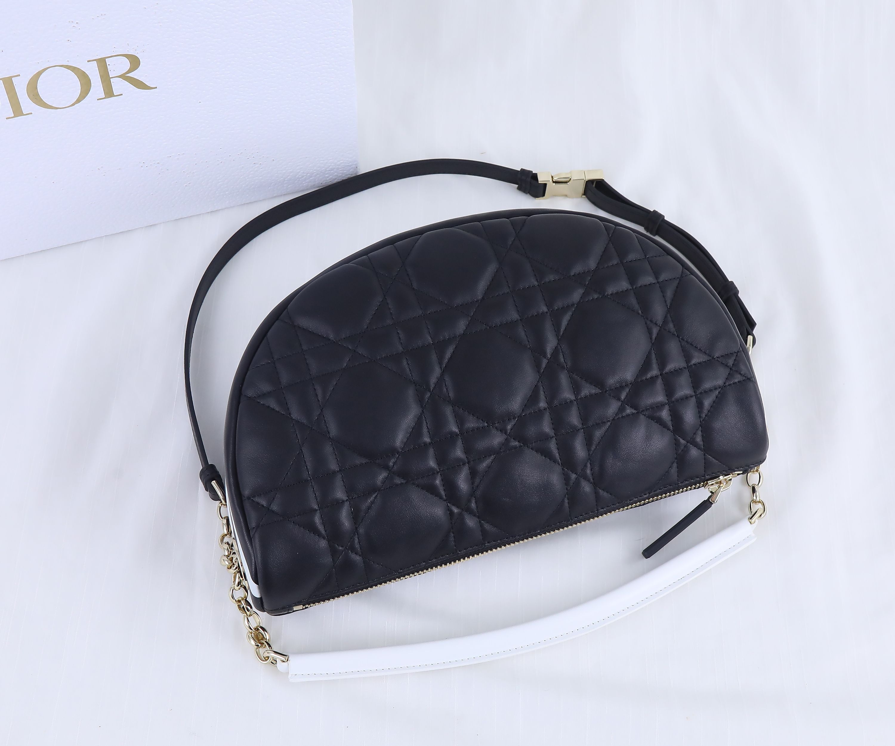 DIOR VIBBE 中号  可手提可单肩斜挎双用的休闲包