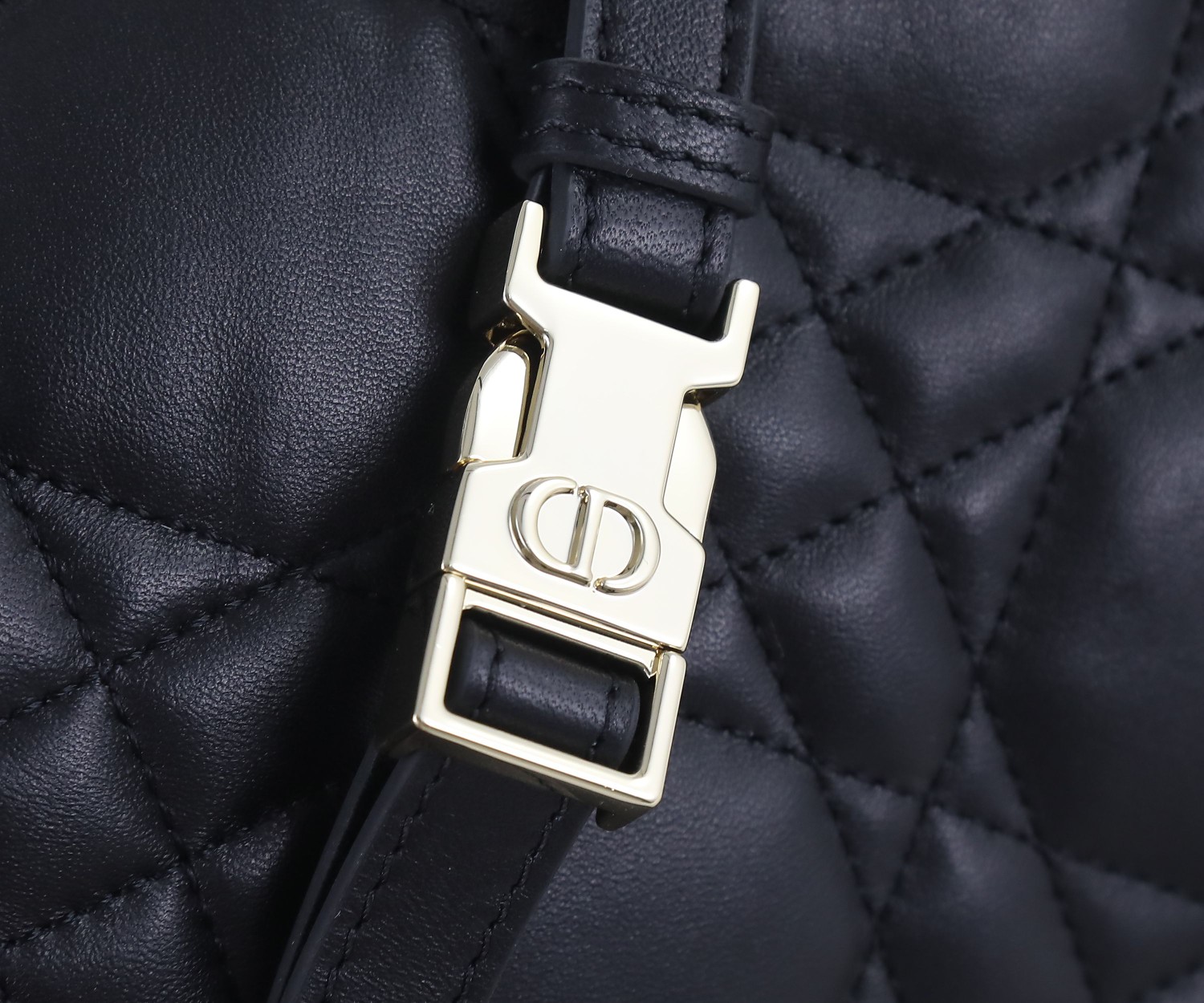 DIOR VIBBE 中号  可手提可单肩斜挎双用的休闲包