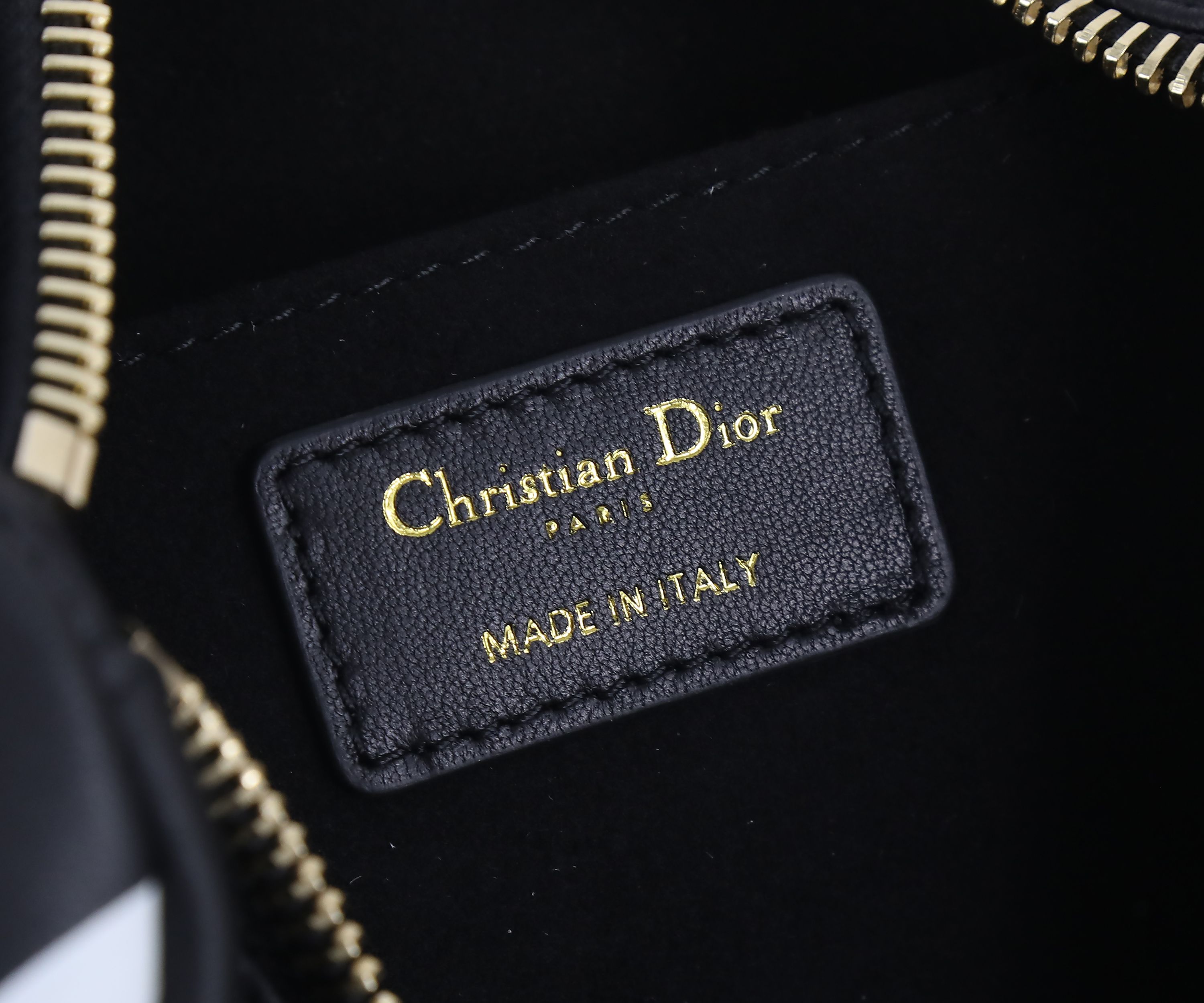 DIOR VIBBE 中号  可手提可单肩斜挎双用的休闲包