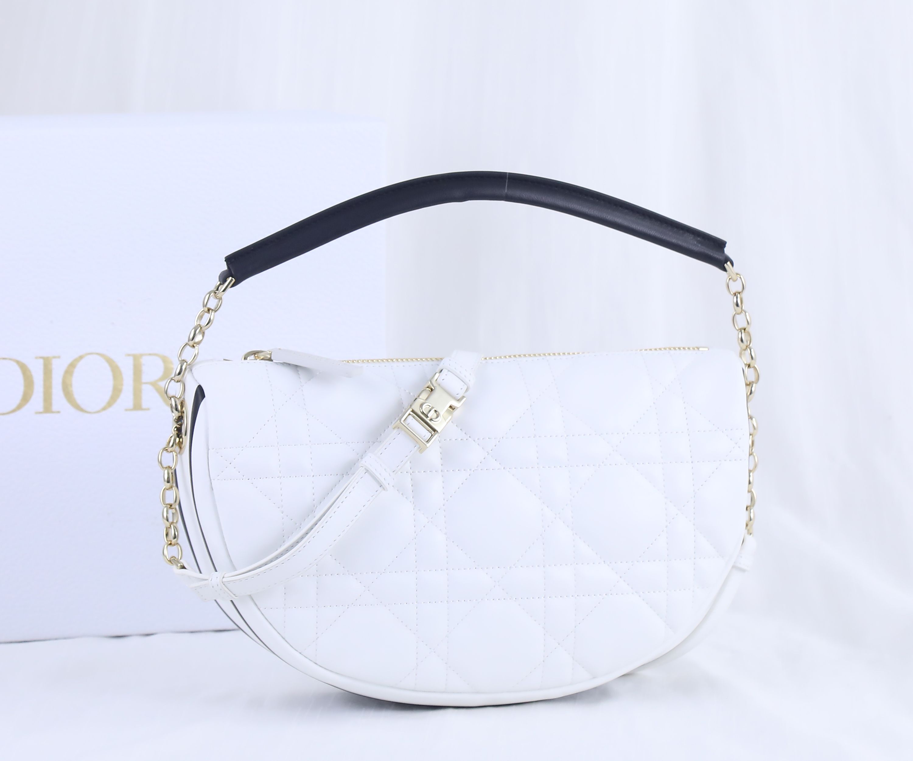 DIOR VIBBE 中号  可手提可单肩斜挎双用的休闲包