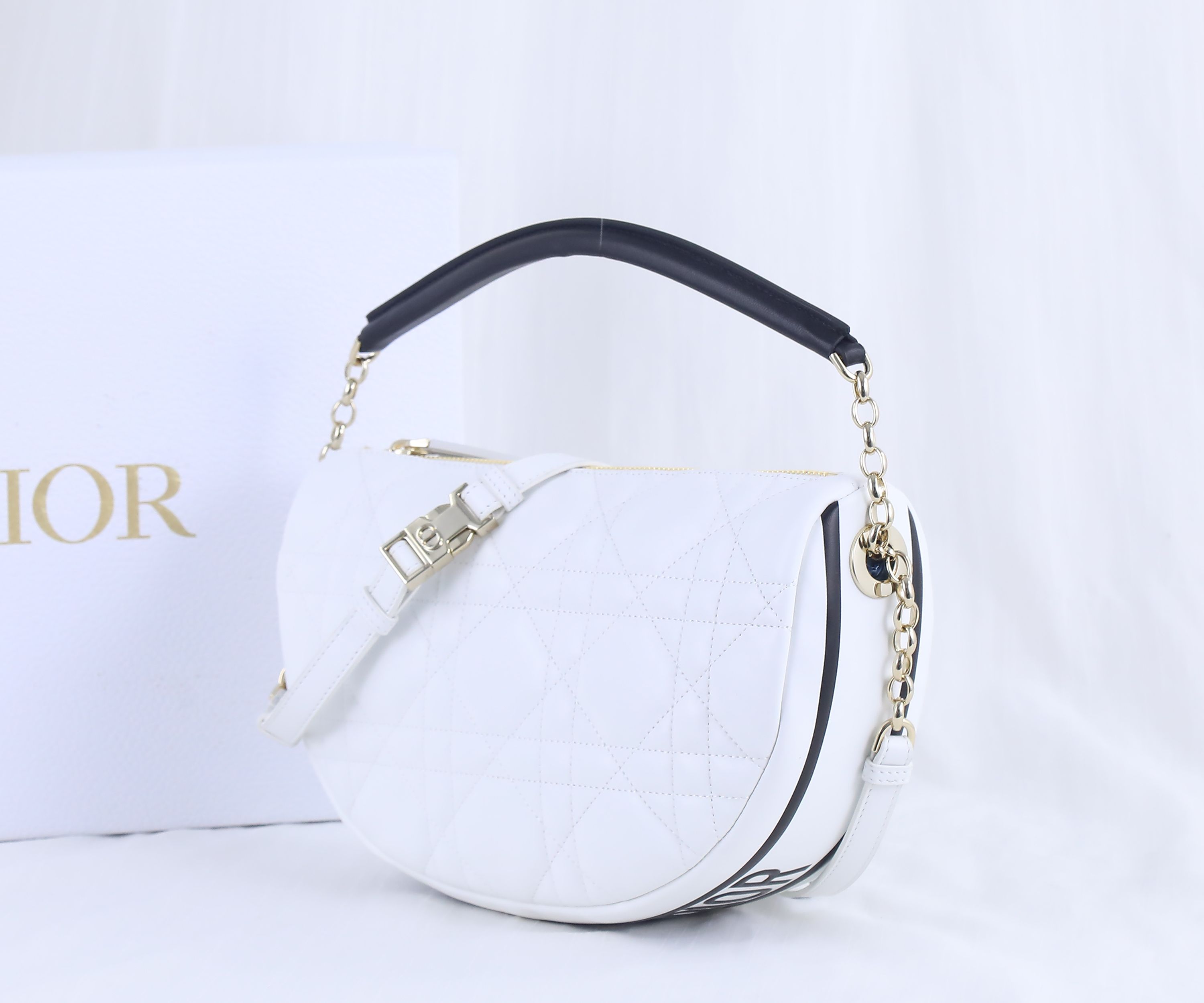 DIOR VIBBE 中号  可手提可单肩斜挎双用的休闲包