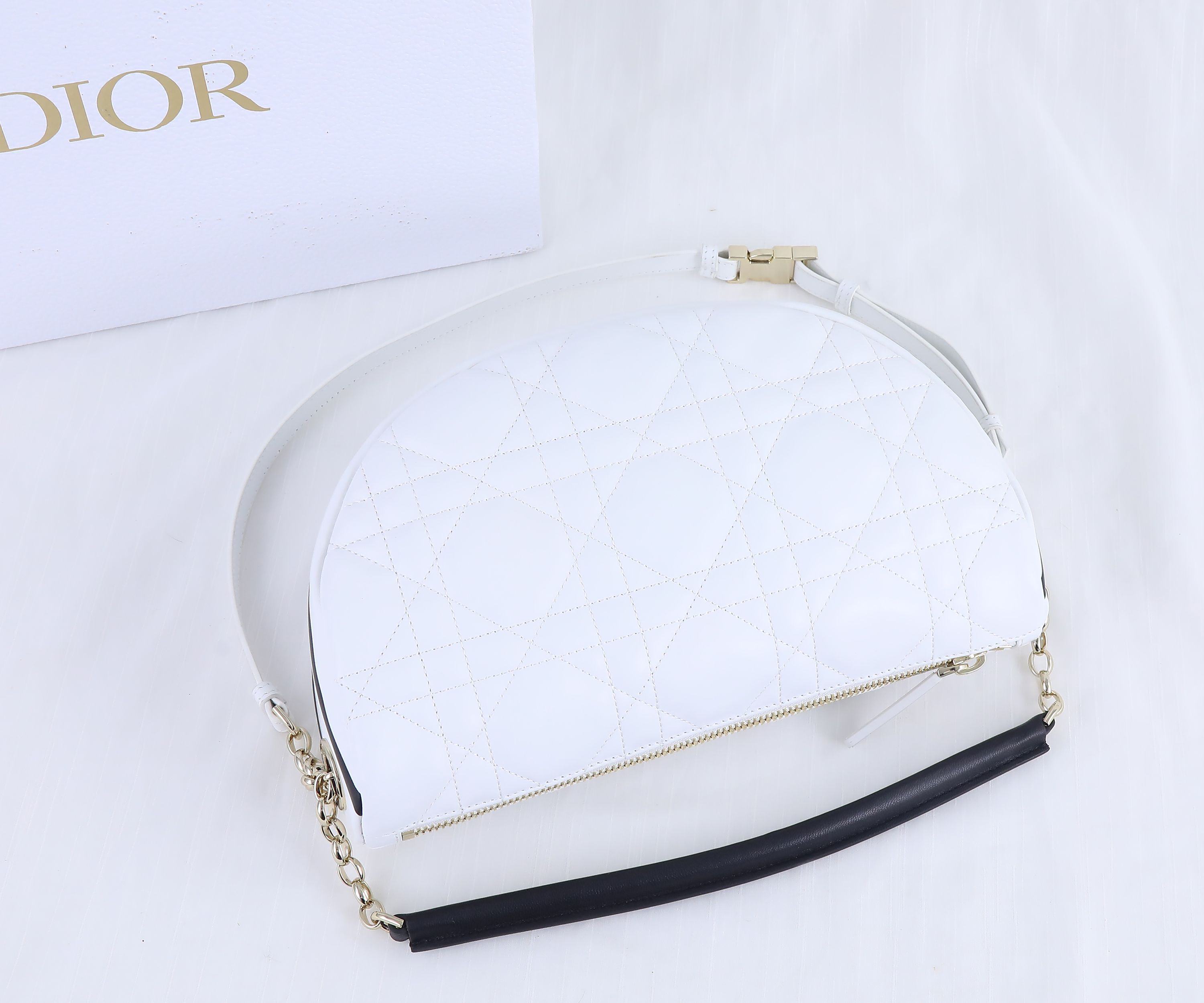 DIOR VIBBE 中号  可手提可单肩斜挎双用的休闲包