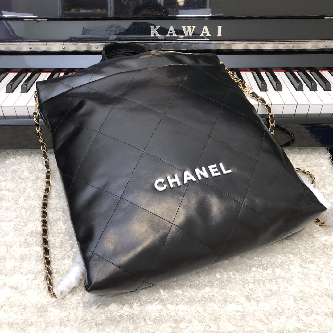 CHANEL：型号3313书包