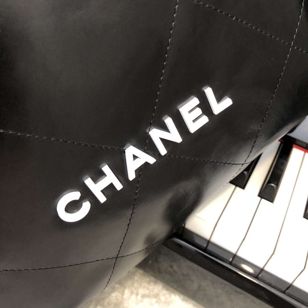 CHANEL：型号3313书包