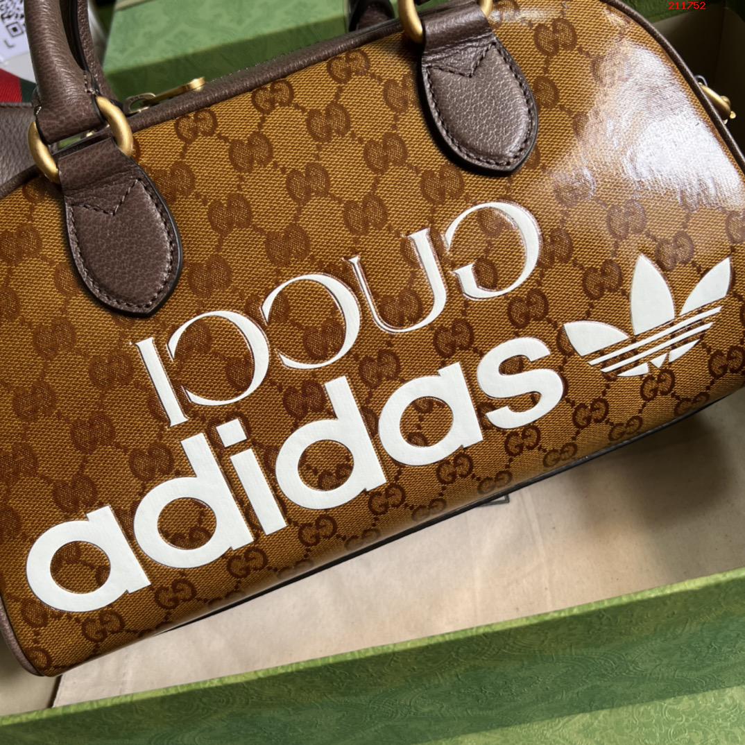 adidas x Gucci联名系列迷你旅行包 702397 棕色 pvc水晶料。