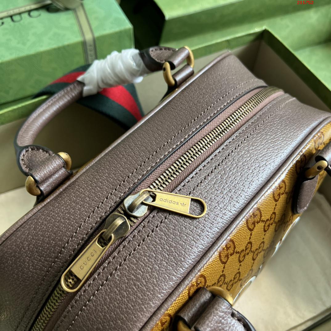 adidas x Gucci联名系列迷你旅行包 702397 棕色 pvc水晶料。