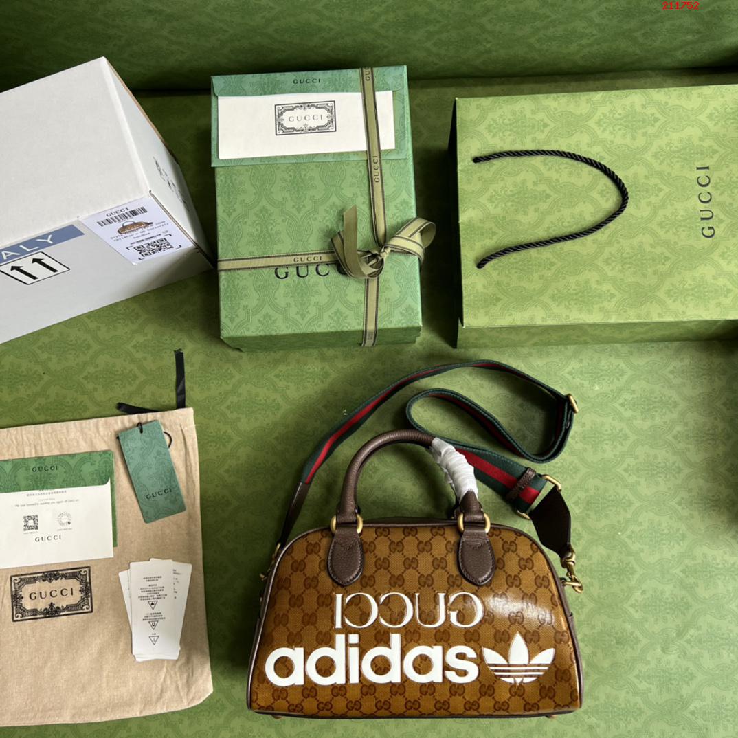 adidas x Gucci联名系列迷你旅行包 702397 棕色 pvc水晶料。