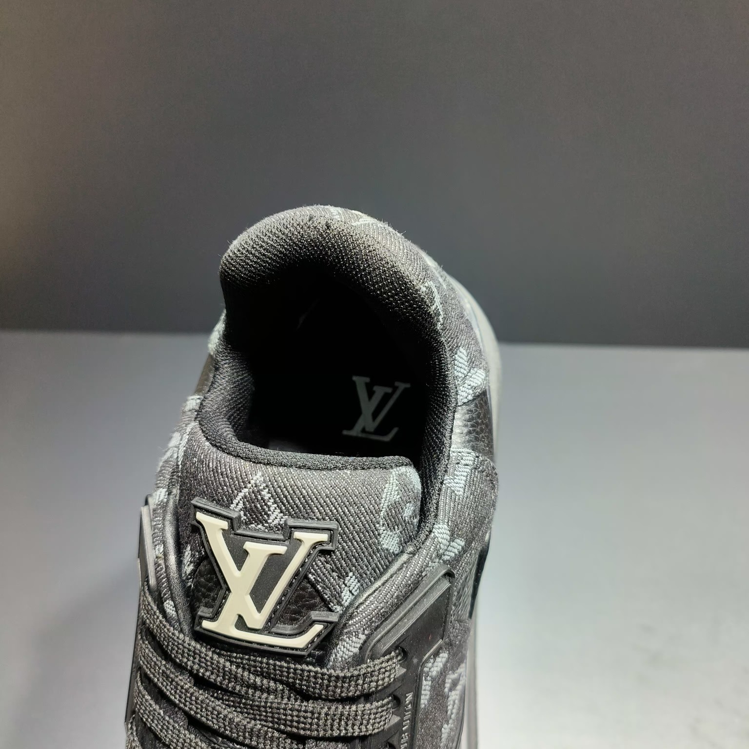 LV顶级版本， 时装秀揭秘LV Trainer运动鞋