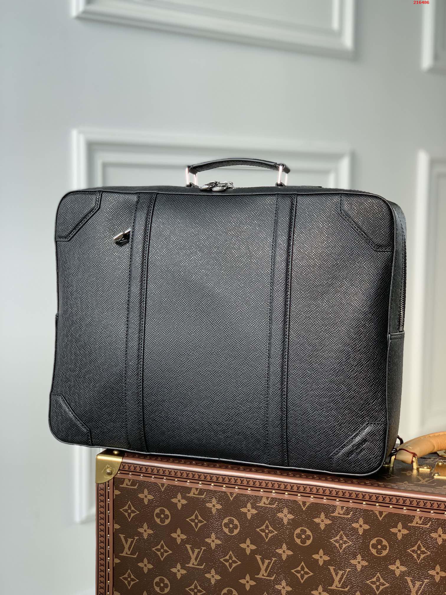 M30769 本款 Briefcase 双肩包