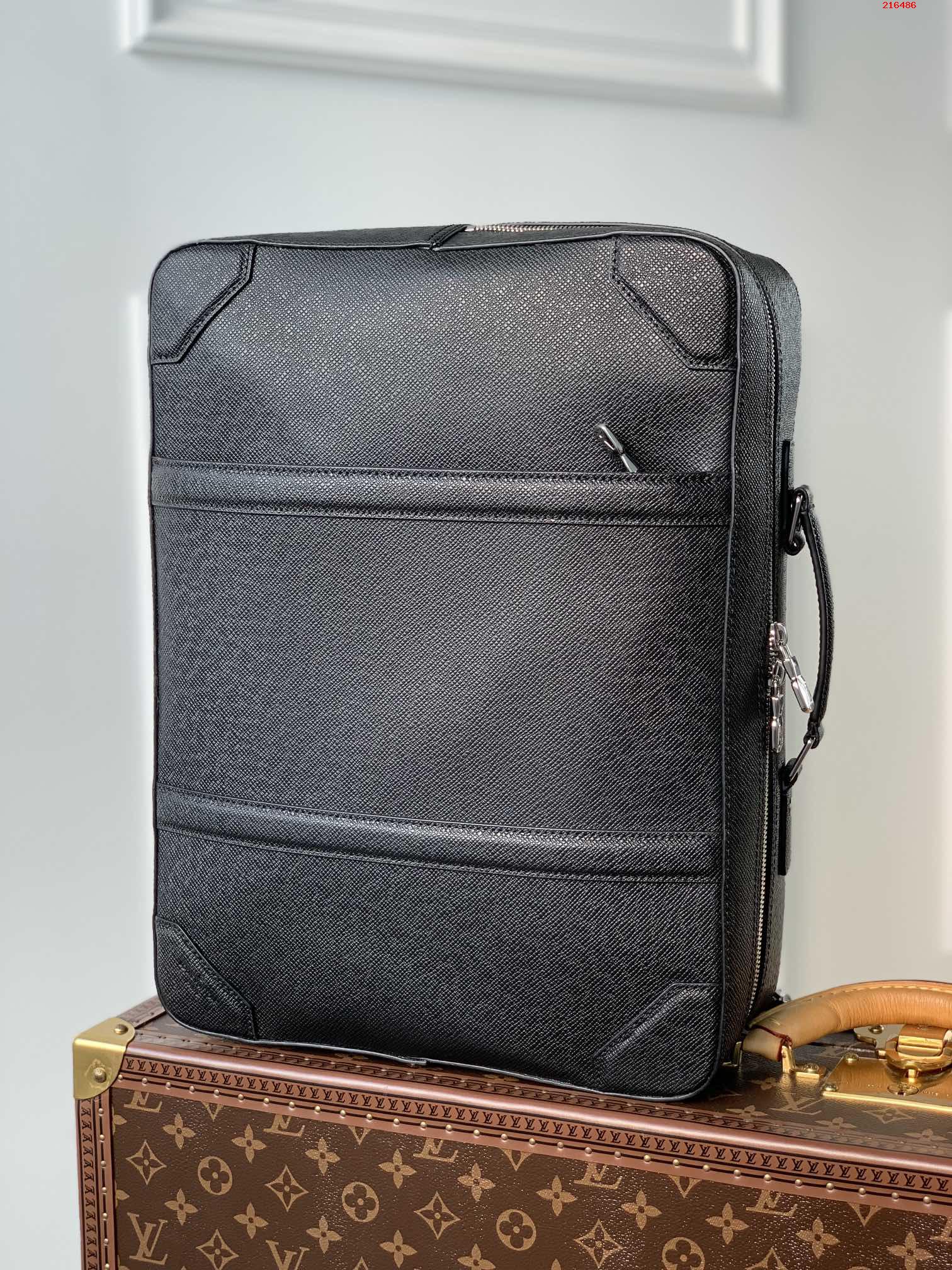 M30769 本款 Briefcase 双肩包