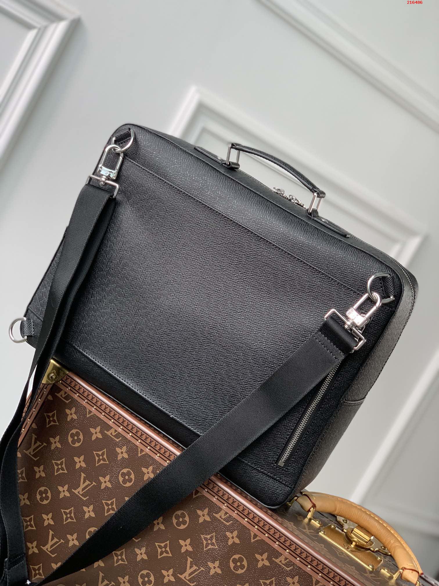 M30769 本款 Briefcase 双肩包