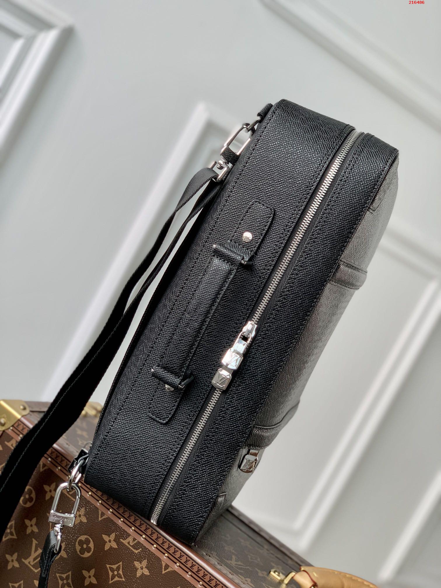 M30769 本款 Briefcase 双肩包