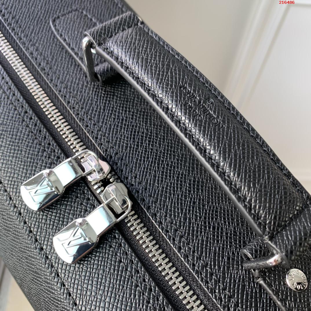 M30769 本款 Briefcase 双肩包