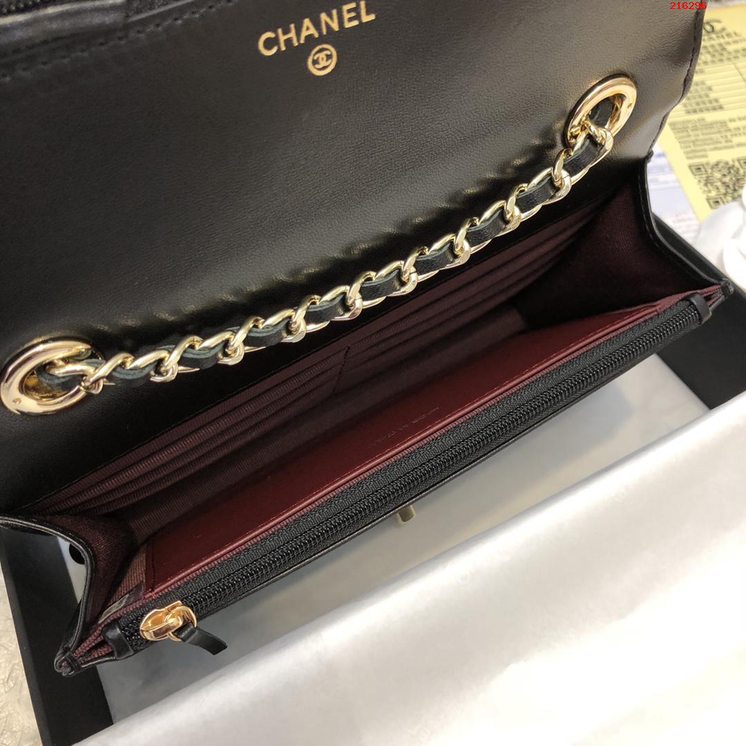 Chanel Woc链条包 饱满细腻的倒v纹 手感摸起来超舒服 与经典woc的最大区别就是它的五金 小小的还很能装东西 嫩粉色金扣 价格超实惠