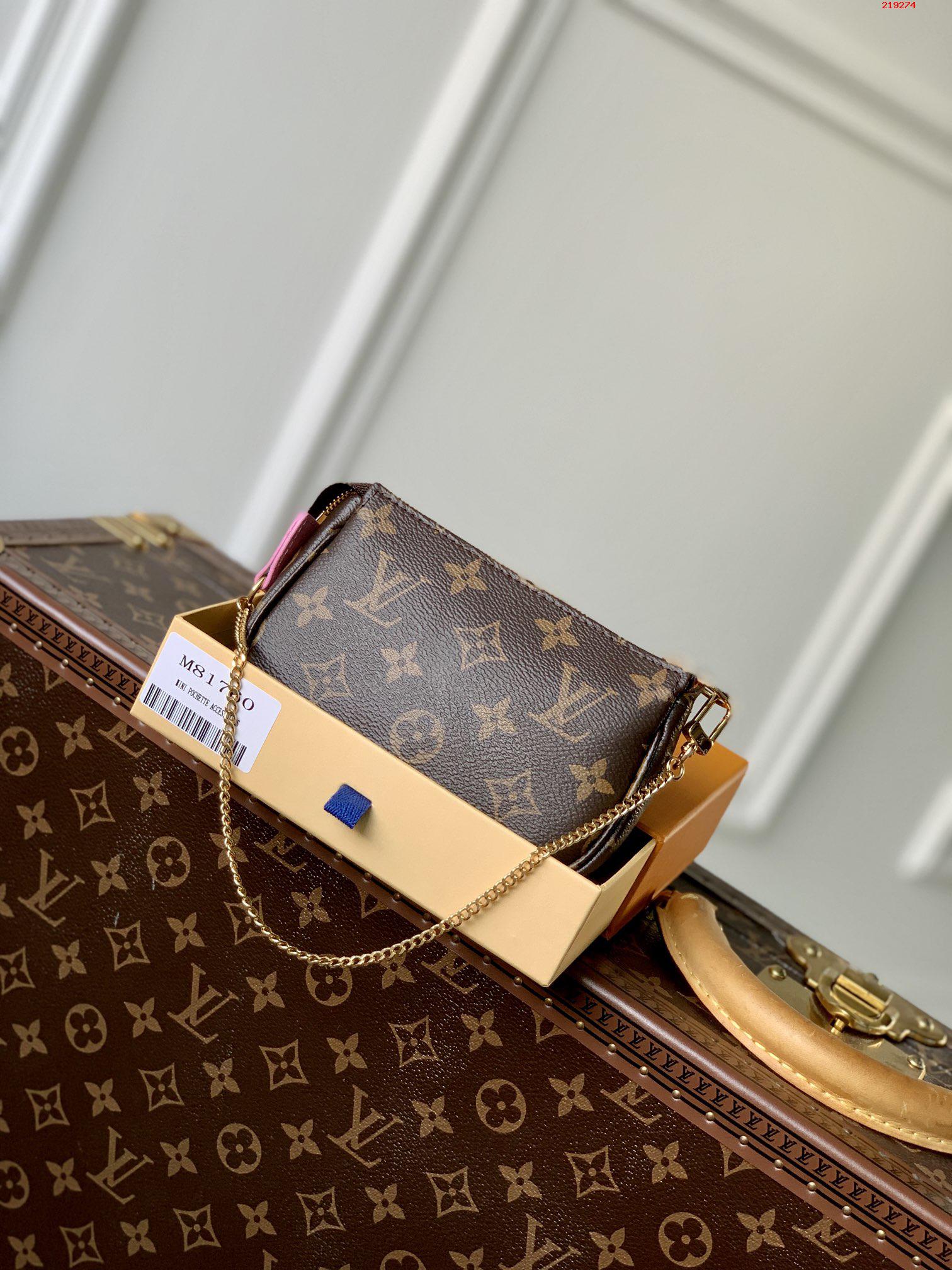  M81760粉色Mini Pochette Accessoires 手拿包加入 Vivienne Holidays 2022 系列 回溯路易威登的旅行传承 缤纷印花讲述吉祥物 Vivienne 游览旺多姆广场精品店之景 Monogram 帆布和织物内衬塑造袖珍构型 详细特征15.5 x 10.5 x 4 厘米 长度 x 高 x 宽 