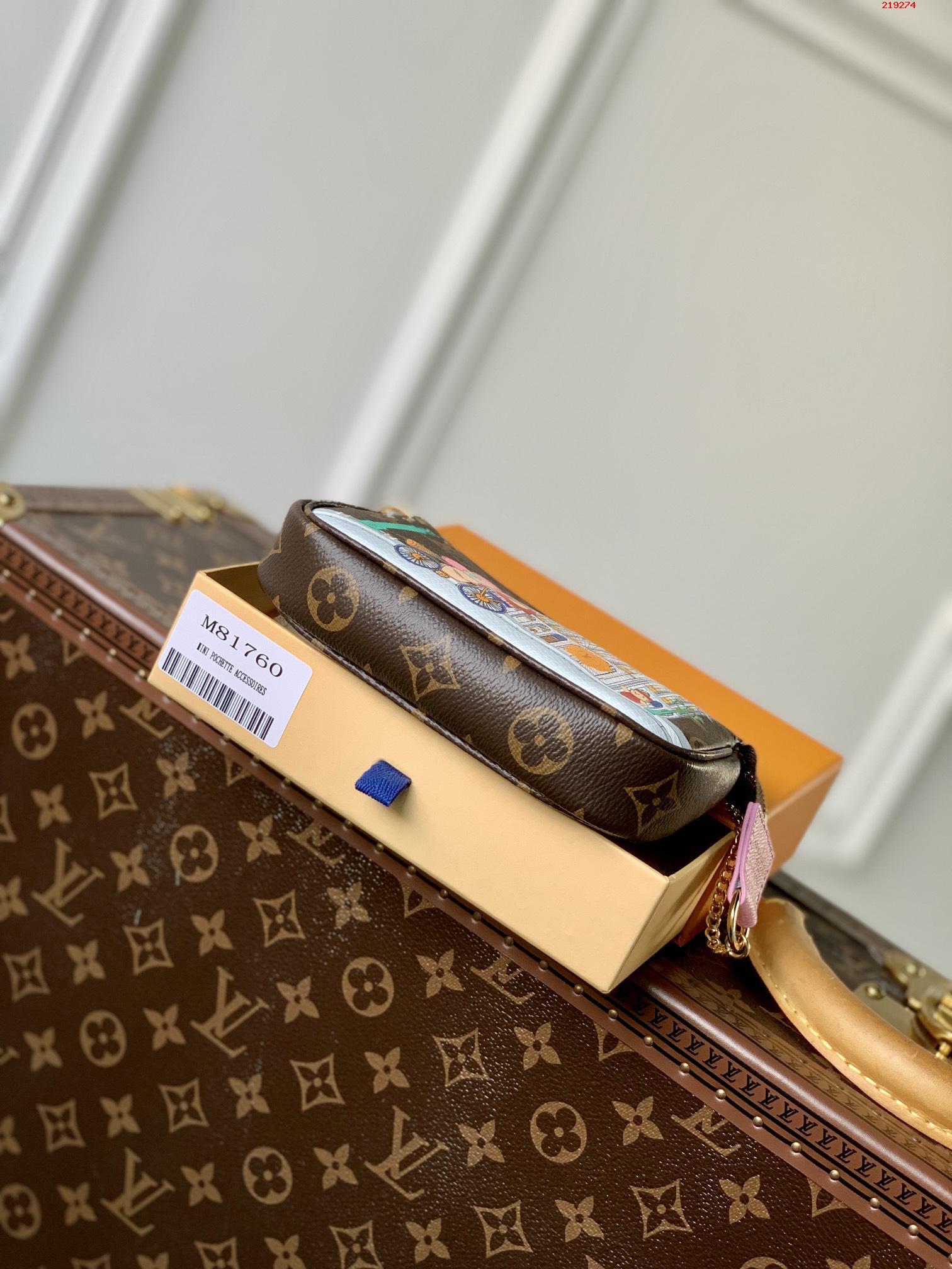  M81760粉色Mini Pochette Accessoires 手拿包加入 Vivienne Holidays 2022 系列 回溯路易威登的旅行传承 缤纷印花讲述吉祥物 Vivienne 游览旺多姆广场精品店之景 Monogram 帆布和织物内衬塑造袖珍构型 详细特征15.5 x 10.5 x 4 厘米 长度 x 高 x 宽 