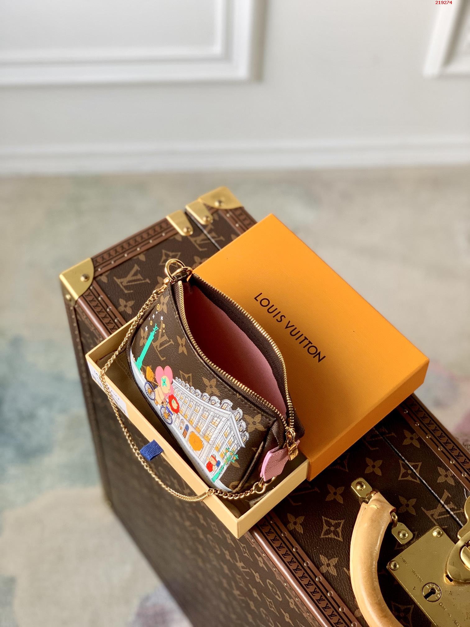  M81760粉色Mini Pochette Accessoires 手拿包加入 Vivienne Holidays 2022 系列 回溯路易威登的旅行传承 缤纷印花讲述吉祥物 Vivienne 游览旺多姆广场精品店之景 Monogram 帆布和织物内衬塑造袖珍构型 详细特征15.5 x 10.5 x 4 厘米 长度 x 高 x 宽 