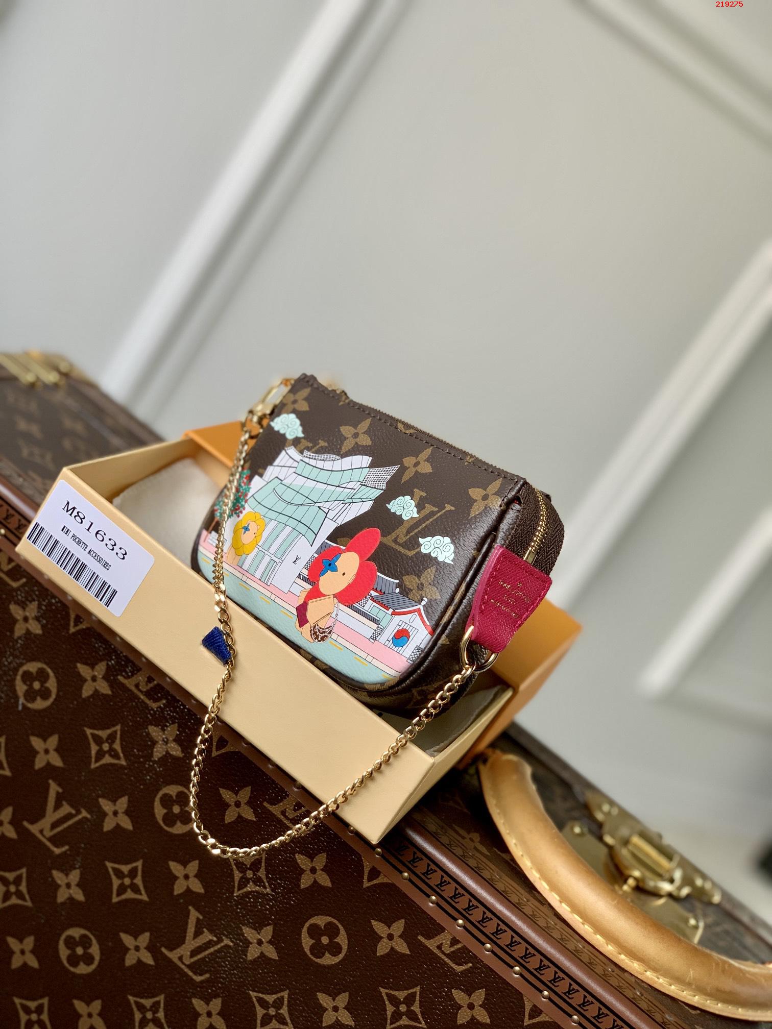  M81633玫红Mini Pochette Accessoires 手拿包加入 Vivienne Holidays 2022 系列 回溯路易威登的旅行传承 缤纷印花讲述吉祥物 Vivienne 游览旺多姆广场精品店之景 Monogram 帆布和织物内衬塑造袖珍构型 详细特征15.5 x 10.5 x 4 厘米 长度 x 高 x 宽 