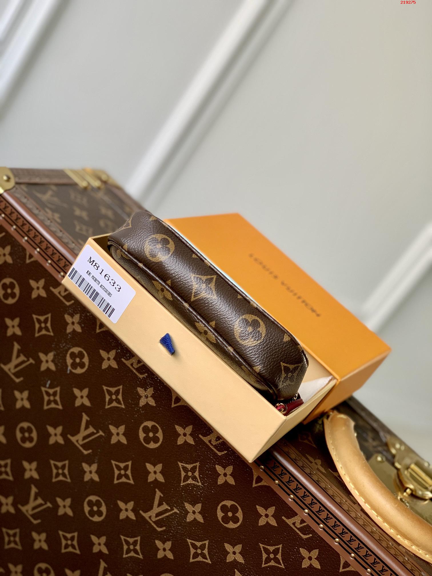  M81633玫红Mini Pochette Accessoires 手拿包加入 Vivienne Holidays 2022 系列 回溯路易威登的旅行传承 缤纷印花讲述吉祥物 Vivienne 游览旺多姆广场精品店之景 Monogram 帆布和织物内衬塑造袖珍构型 详细特征15.5 x 10.5 x 4 厘米 长度 x 高 x 宽 