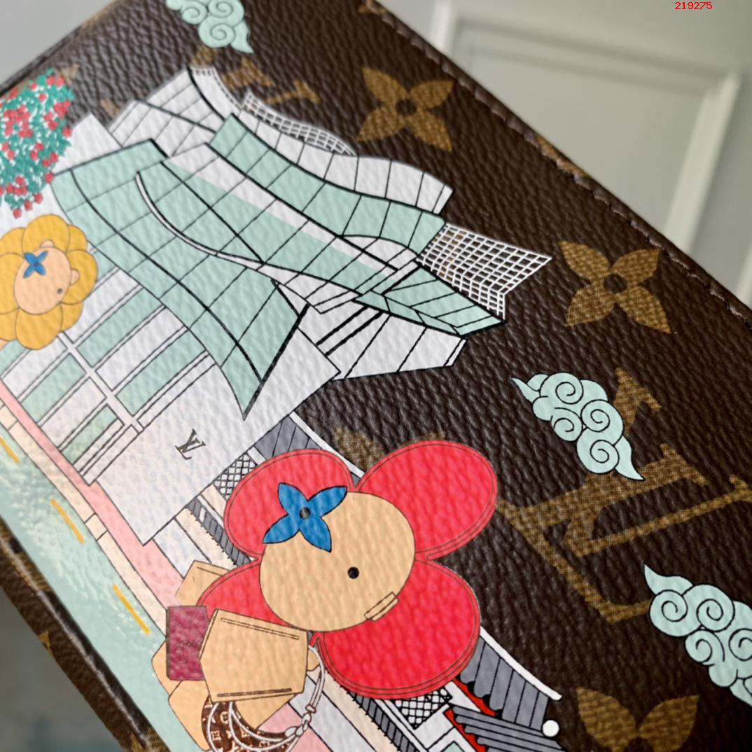  M81633玫红Mini Pochette Accessoires 手拿包加入 Vivienne Holidays 2022 系列 回溯路易威登的旅行传承 缤纷印花讲述吉祥物 Vivienne 游览旺多姆广场精品店之景 Monogram 帆布和织物内衬塑造袖珍构型 详细特征15.5 x 10.5 x 4 厘米 长度 x 高 x 宽 