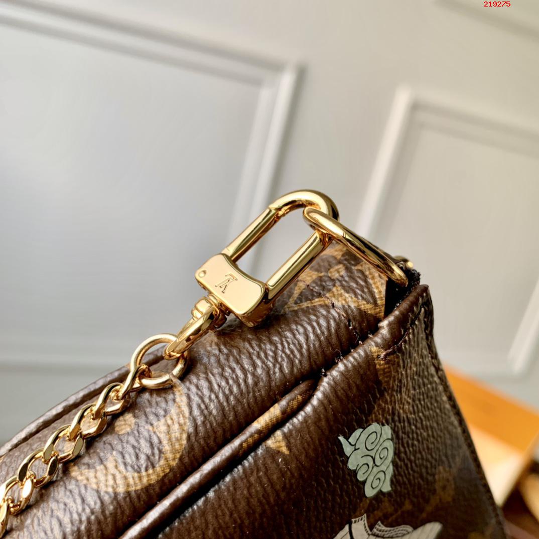  M81633玫红Mini Pochette Accessoires 手拿包加入 Vivienne Holidays 2022 系列 回溯路易威登的旅行传承 缤纷印花讲述吉祥物 Vivienne 游览旺多姆广场精品店之景 Monogram 帆布和织物内衬塑造袖珍构型 详细特征15.5 x 10.5 x 4 厘米 长度 x 高 x 宽 