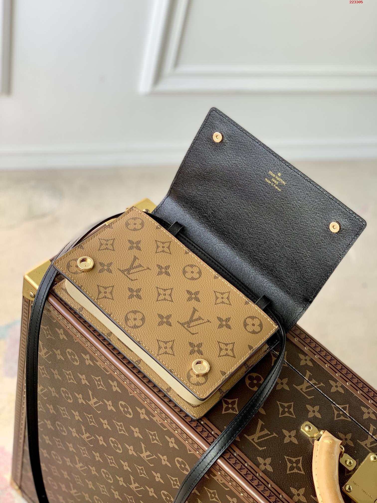  M81830  2023 Cruise 早春系列推出 Book Chain Wallet 手袋