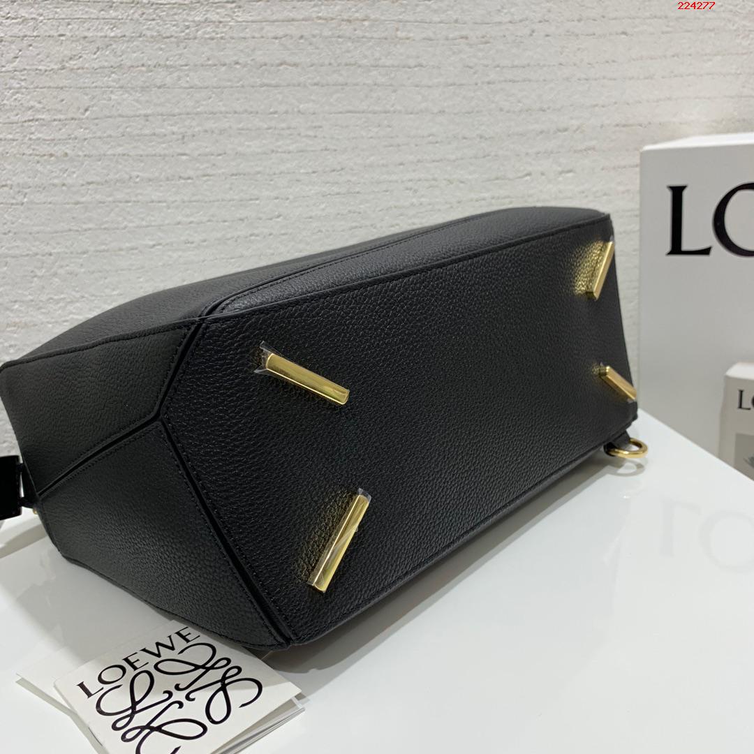  10171Puzzle  bag 黑色中号 其采用进口珠地小牛皮运用了独特的剪裁 搭配不同皮质拼接而成