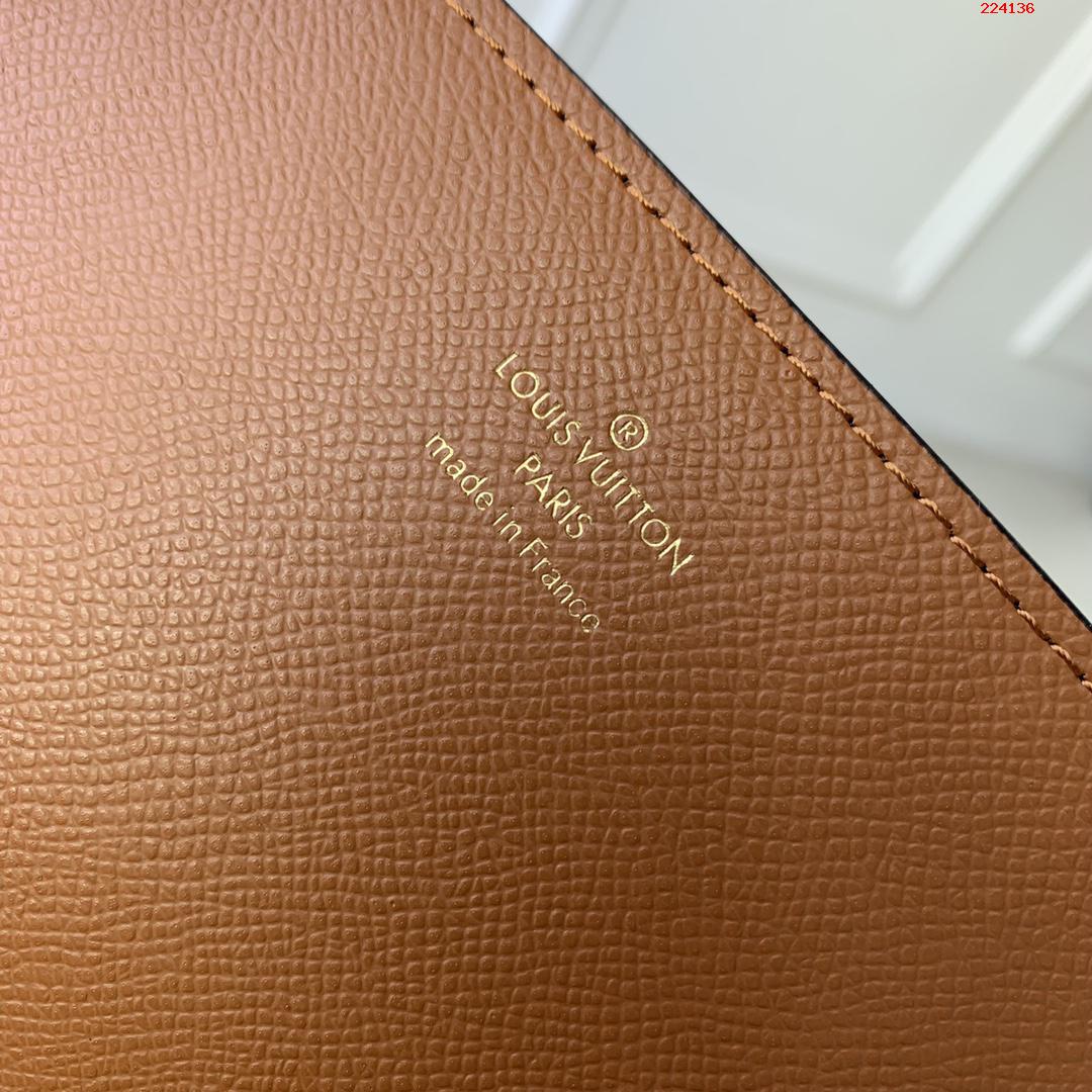  M81831  2023 Cruise 早春系列推出 Book Chain Wallet 手袋 