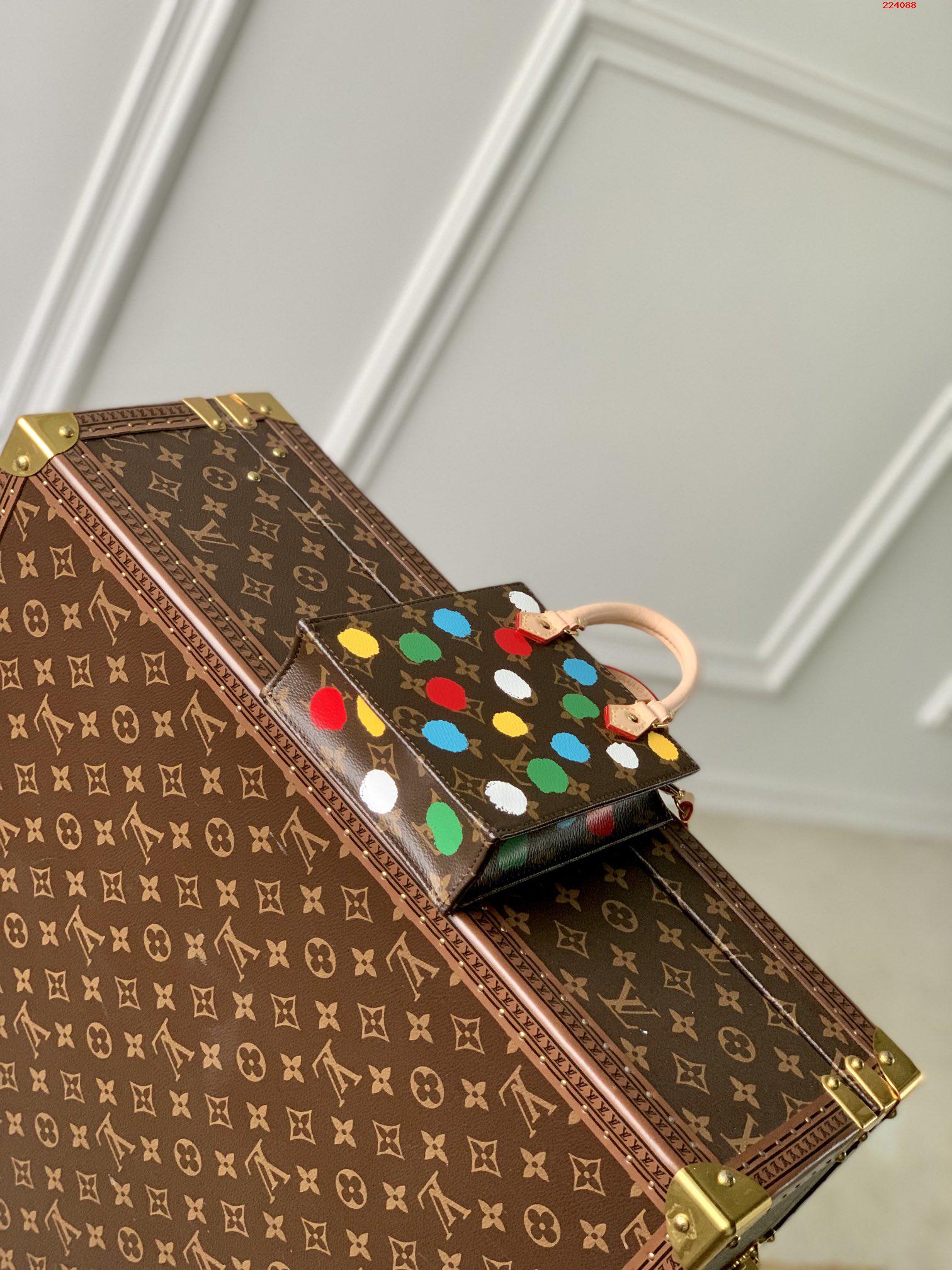 M81867LV x YK Petit Sac Plat 手袋出自路易威登