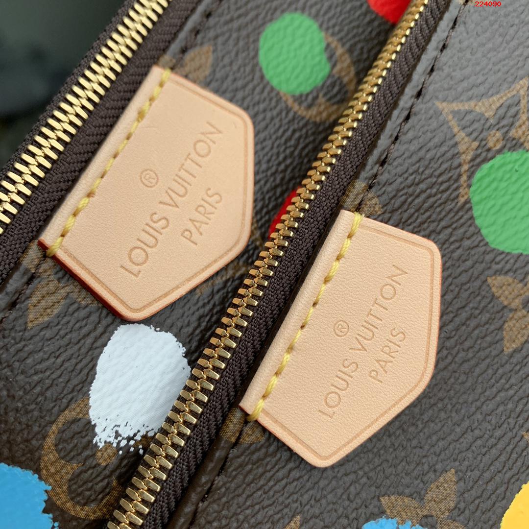   M46385本款 LV x YK Multi Pochette Accessoires 手袋出自路易威登 x 草间弥生合作系列 